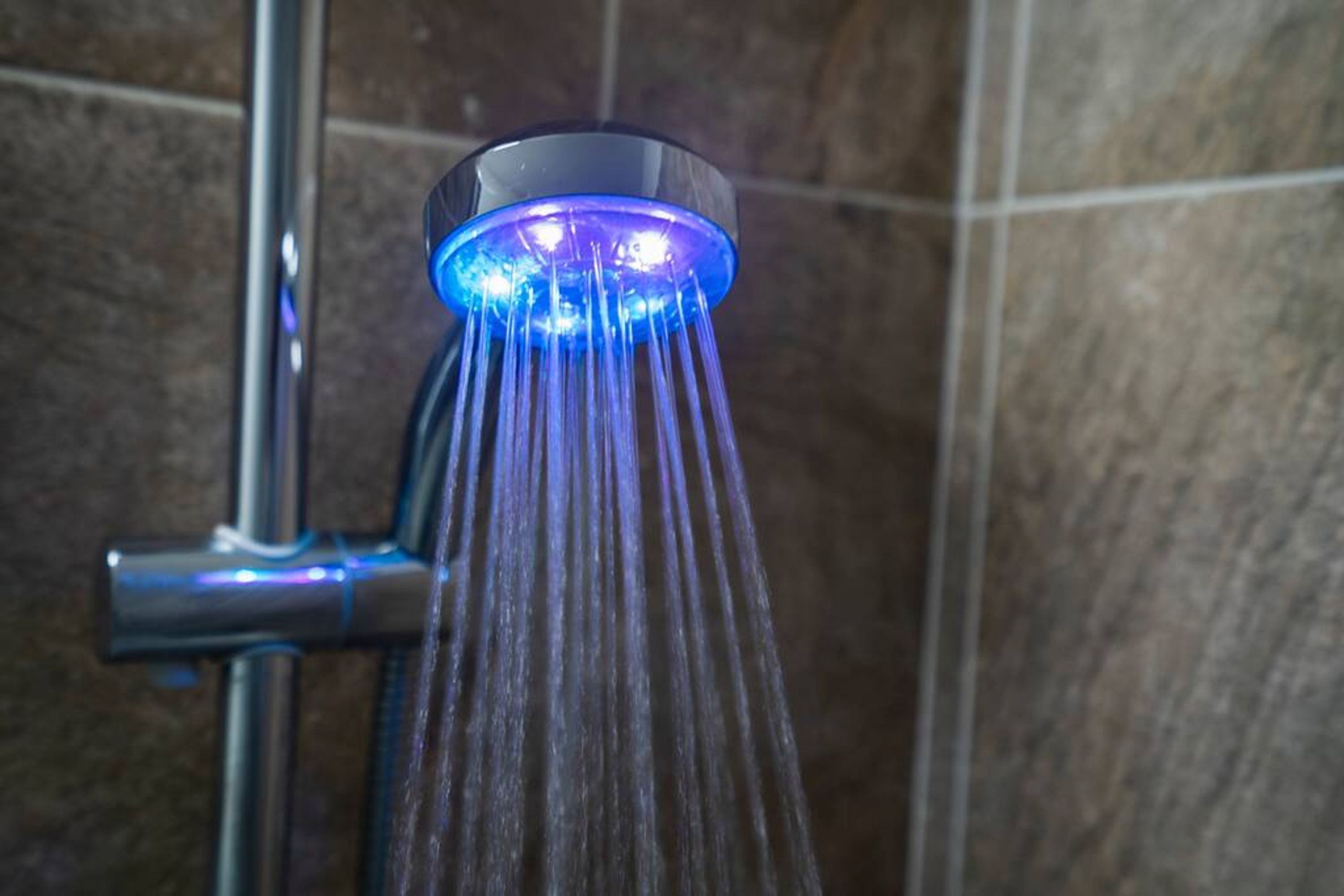 Un cabezal de ducha con luces LED azules.