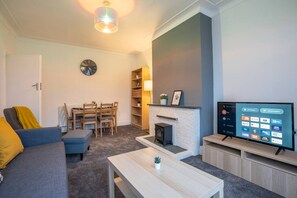 Apartment | 4 bedrooms, desk, Internet - Quiet Neighborhood-free Parking (Blackpool)