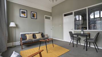 Apartemen | 2 kamar tidur dan meja kerja