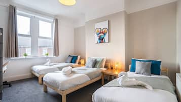 4 bedrooms, desk, Internet