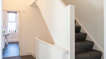 4 bedrooms, desk, Internet