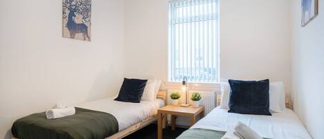 2 bedrooms, desk, Internet