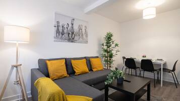 Apartment | 2 bedrooms, desk, Internet