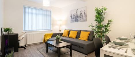 2 bedrooms, desk, Internet