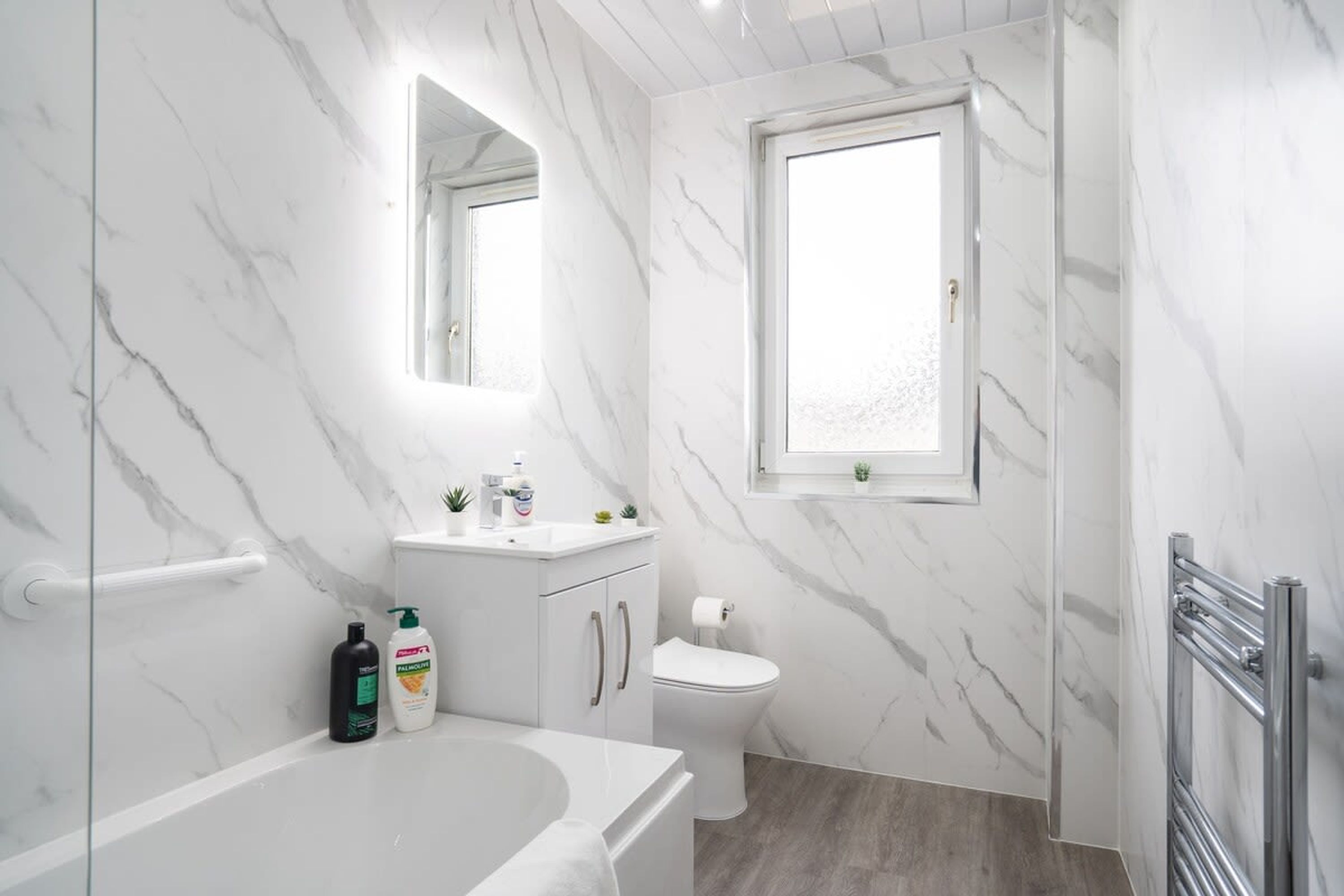 شقة | 2 عدّة غرف نوم ومكتب وخدمة الإنترنت