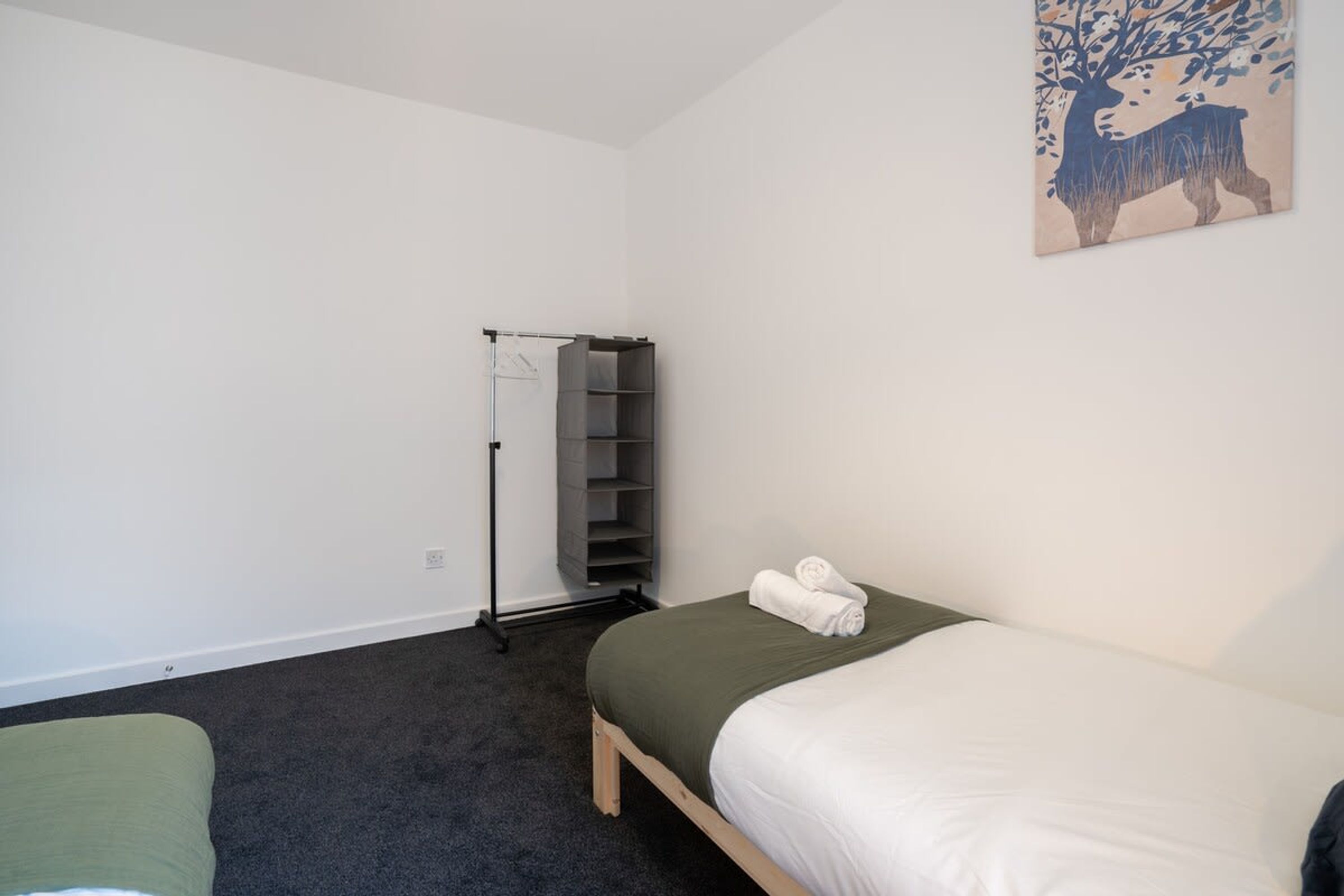 2 bedrooms, desk, Internet