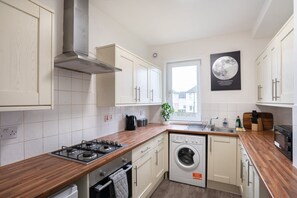 Apartemen | 2 kamar tidur, meja kerja, dan internet