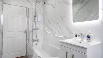 Apartment | 2 bedrooms, desk, Internet