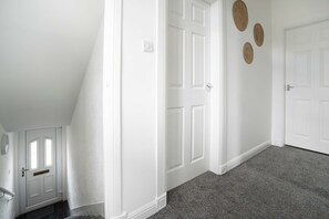 Apartment - Free Parking - 2 Bedroom Flat (Wishaw)