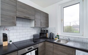 Apartment - Free Parking - 2 Bedroom Flat (Wishaw)