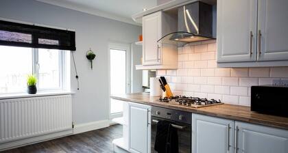 Large 3 Bed Apartment-sea Road