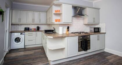 Large 3 Bed Apartment-sea Road