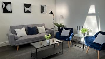 House | 2 bedrooms, desk, Internet