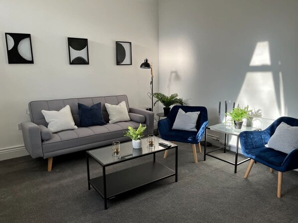 House | 2 bedrooms, desk, Internet