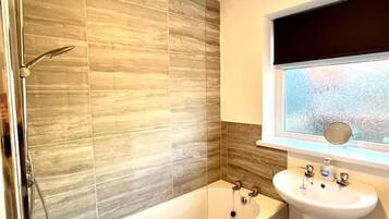 House | 2 bedrooms, desk, Internet