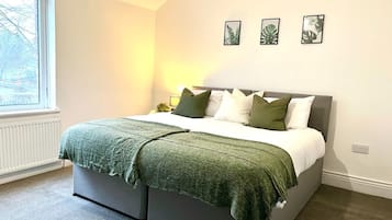 House | 2 bedrooms, desk, Internet