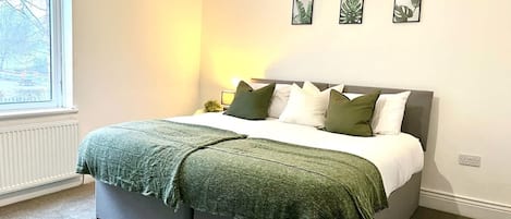 2 عدّة غرف نوم ومكتب وخدمة الإنترنت