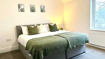 House | 2 bedrooms, desk, Internet