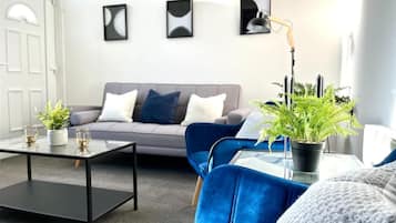 House | 2 bedrooms, desk, Internet