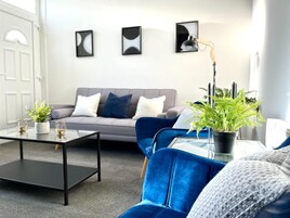 House | 2 bedrooms, desk, Internet