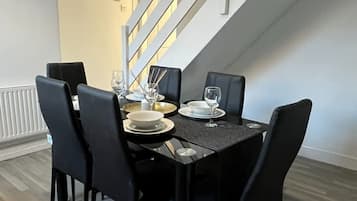 House | 2 bedrooms, desk, Internet