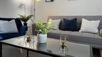 2 bedrooms, desk, Internet