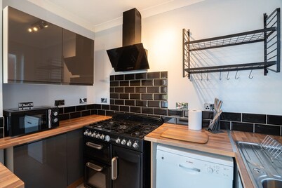 Stylish 3 Bed House-free Parking