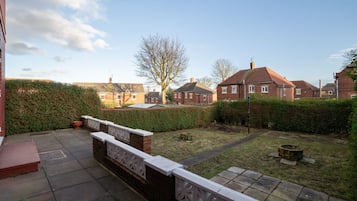 3 bedrooms, desk, Internet