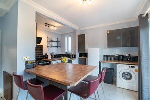 House | 3 bedrooms, desk, Internet
