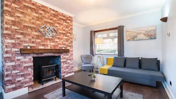 3 bedrooms, desk, Internet