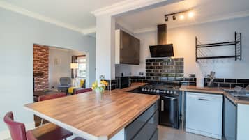 3 bedrooms, desk, Internet