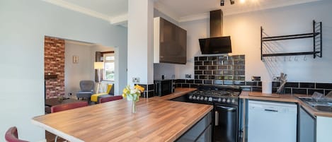 House | 3 bedrooms, desk, Internet