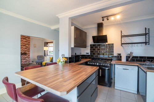 Stylish 3 Bed House-free Parking
