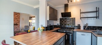 Stylish 3 Bed House-free Parking