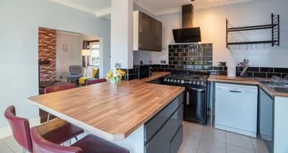 Stylish 3 Bed House-free Parking