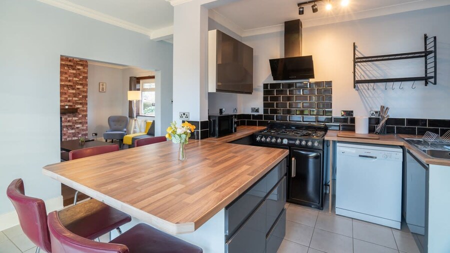 Stylish 3 Bed House-free Parking