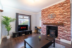 House | 3 bedrooms, desk, Internet