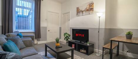 Apartment | 3 bedrooms, desk, Internet