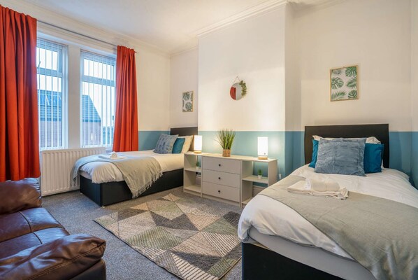 3 bedrooms, desk, Internet - 3 Bed-free Parking-close to City (Gateshead)