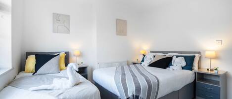 Apartment | 2 bedrooms, desk, Internet