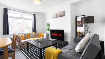 Apartment | 2 bedrooms, desk, Internet
