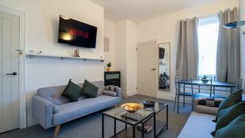 Apartment | 3 bedrooms, desk, Internet