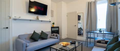 Apartment | 3 bedrooms, desk, Internet