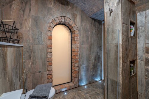 Stylish 2 Bed Flat-free Parking