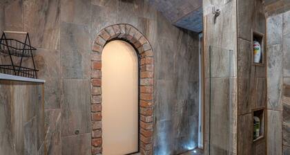 Stylish 2 Bed Flat-free Parking