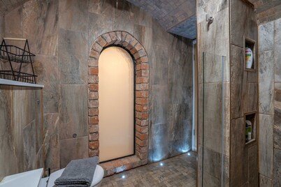 Stylish 2 Bed Flat-free Parking