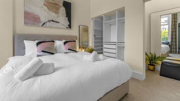 Apartment | 2 bedrooms, desk, Internet