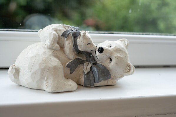 A ceramic figurine of two bears on a windowsill. - Cosy Fully Equipped Studio 7 Close to University (Aberdeen)