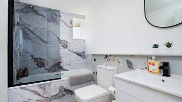 Apartment | 5 bedrooms, desk