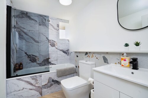 Modern 5 Bed-2 Bath Apartment